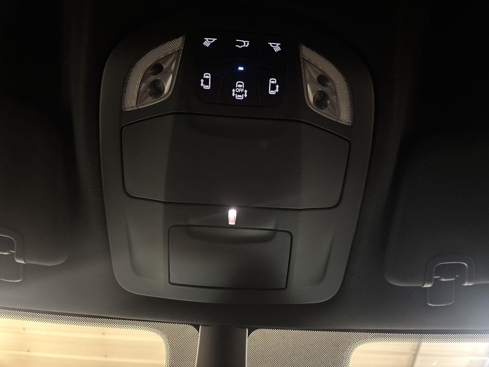 New 2027 Bright White Clear-Coat Paint Chrysler Select image 25
