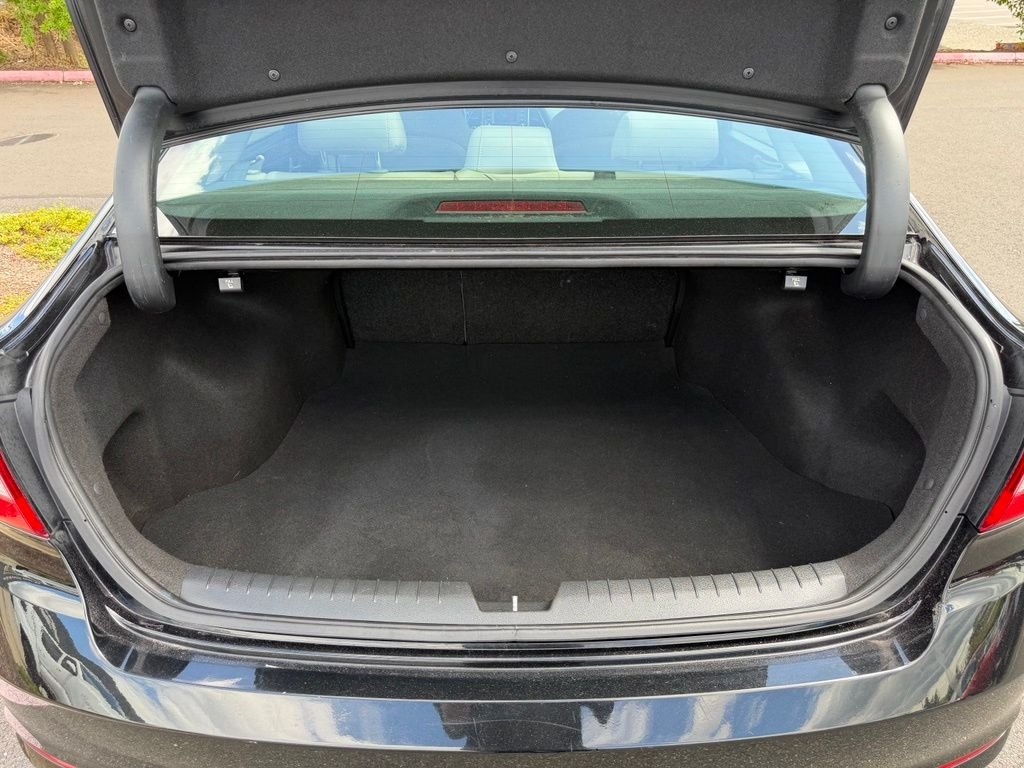 Used 2015 Black Hyundai Sport image 10