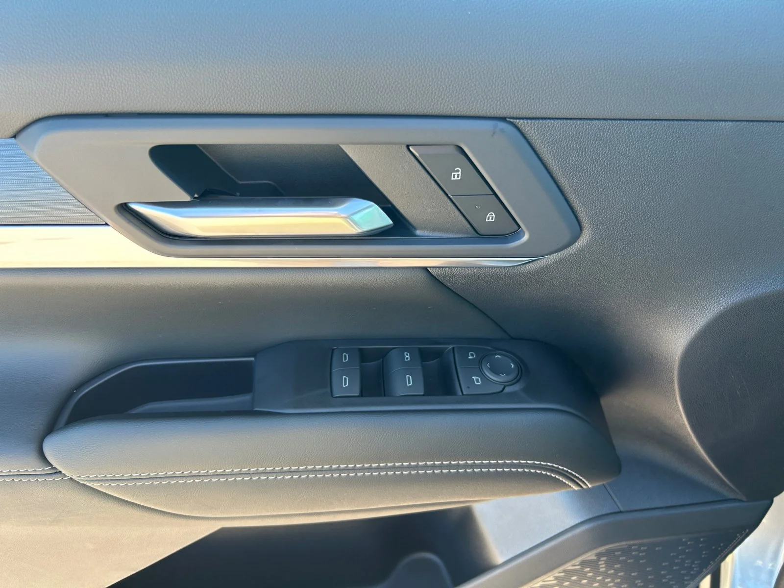 New 2027 Sterling Metallic GMC AWD Elevation image 16