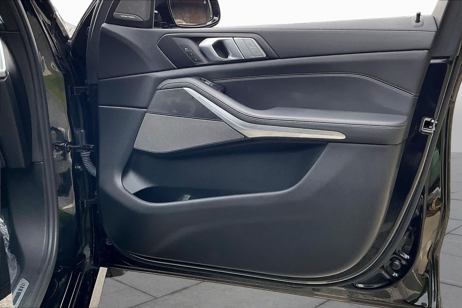 Used 2022 Black Sapphire Metallic BMW M50i image 22
