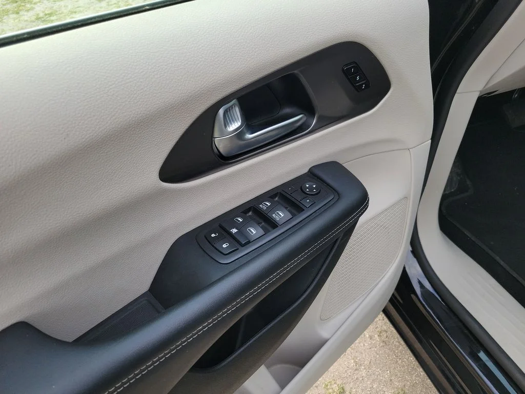 Used 2024 Black Chrysler Select image 13