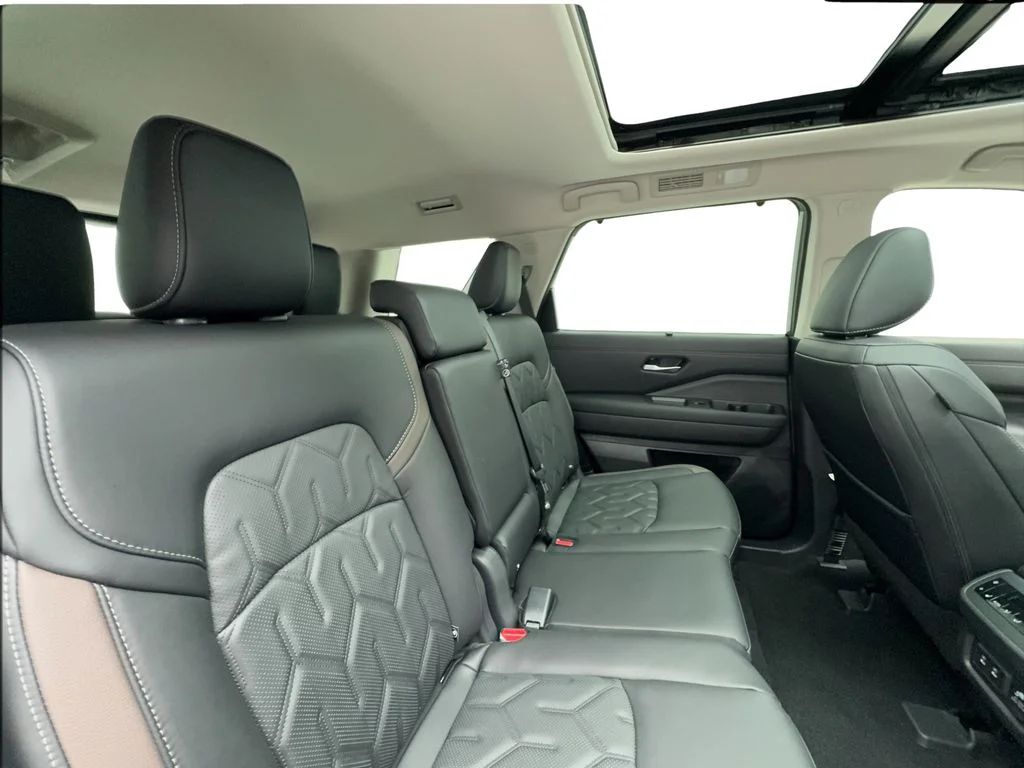 Used 2026 Gray Nissan Platinum image 31