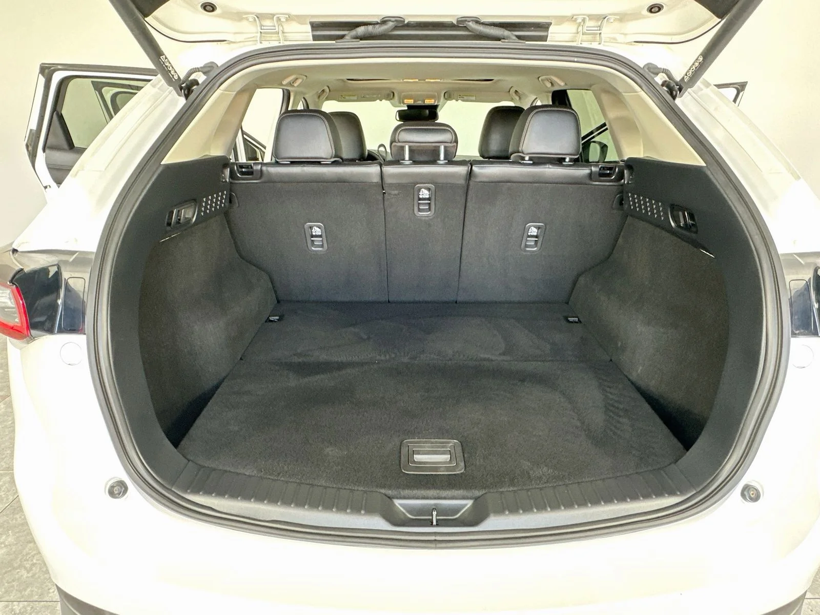 Used 2023 White Mazda 2.5 S Preferred Package image 8