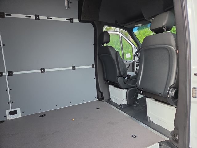 New 2026 Arctic+White Mercedes-Benz Cargo 170 WB image 31