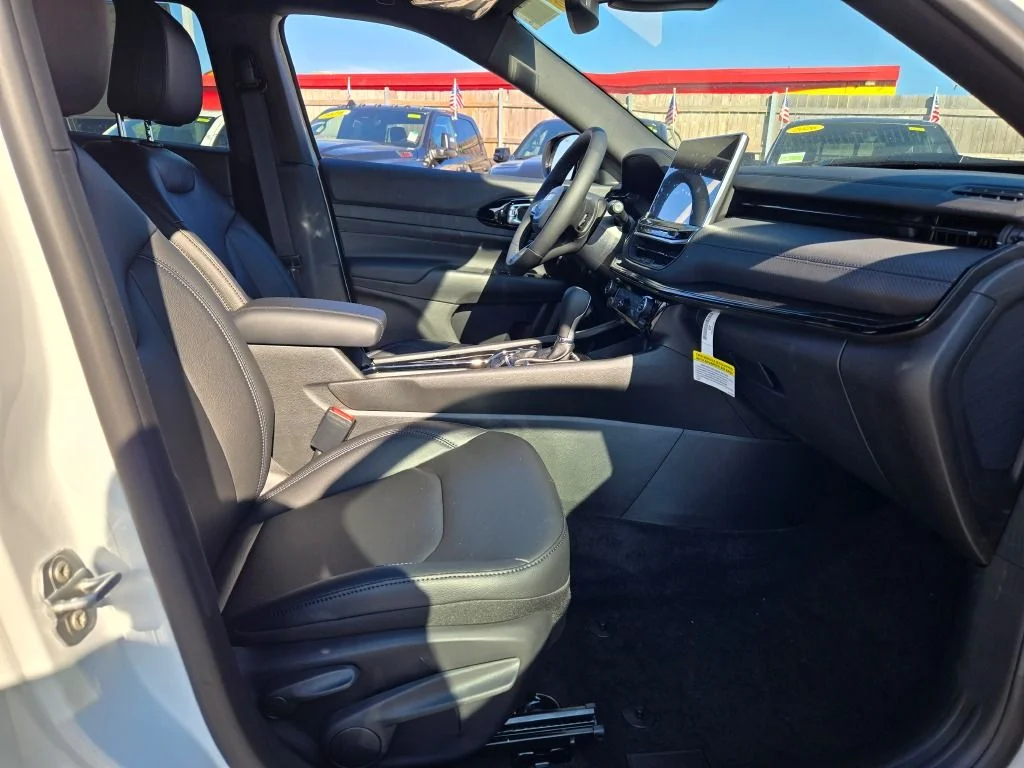 New 2026 Bright White Clear-Coat Exterior Paint Jeep Limited image 5