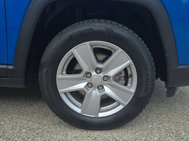 Certified Used 2022 Blue Jeep Latitude image 41