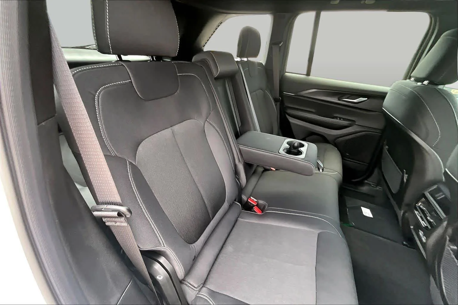 New 2026 Bright White Clear-Coat Exterior Paint Jeep Laredo image 23
