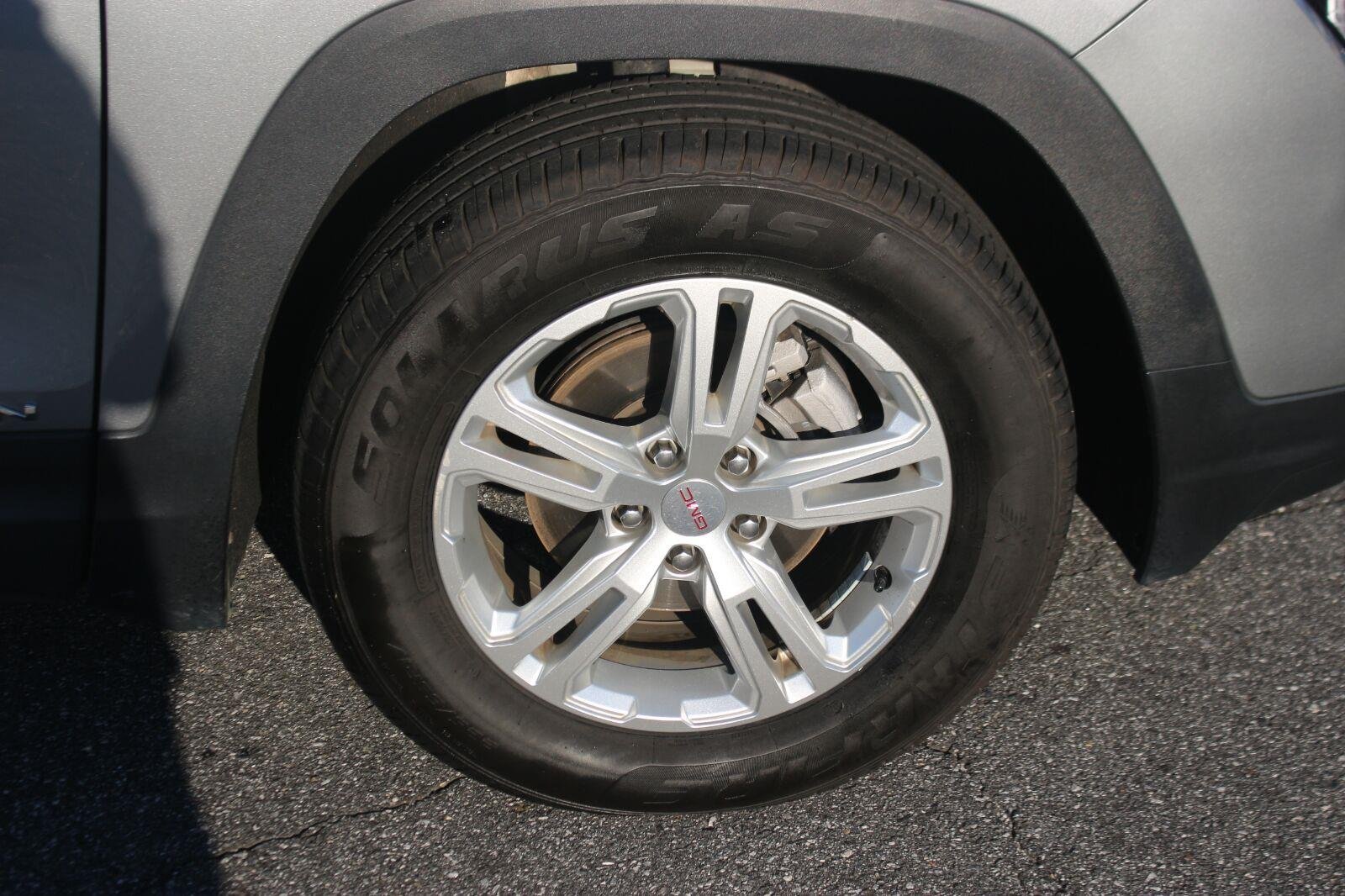 Used 2024 Sterling Metallic GMC SLE image 37