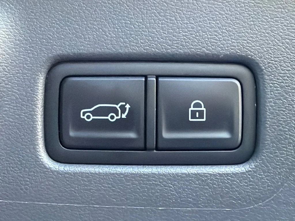 Used 2025 White Hyundai SE image 19