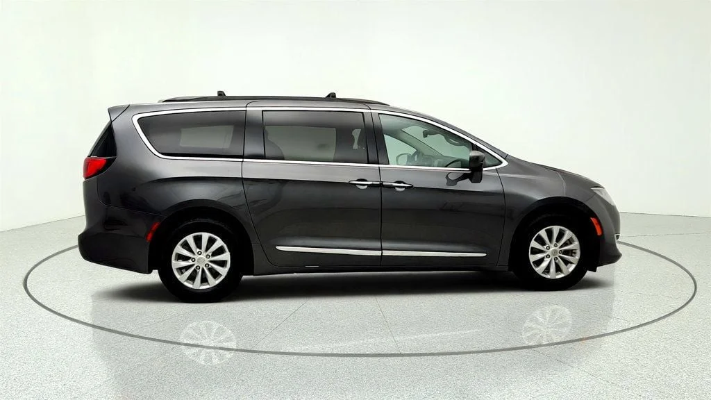 Used 2017 Granite Crystal Metallic Clearcoat Chrysler Touring-L 4dr Wagon 8-Seater w/ SafetyTec & Uconnect 8.4 image 4