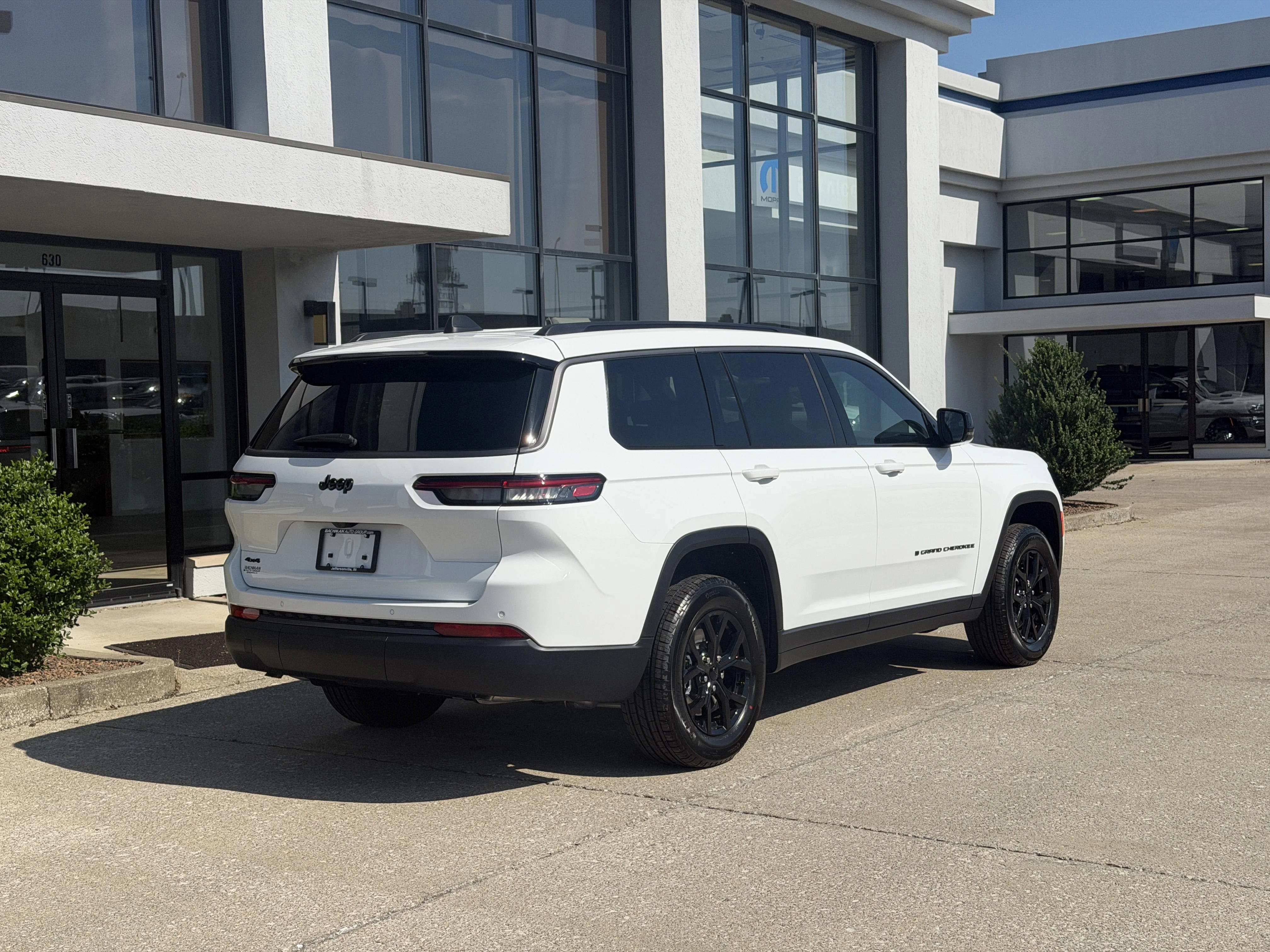 New 2026 Bright White Clear-Coat Exterior Paint Jeep Altitude image 4