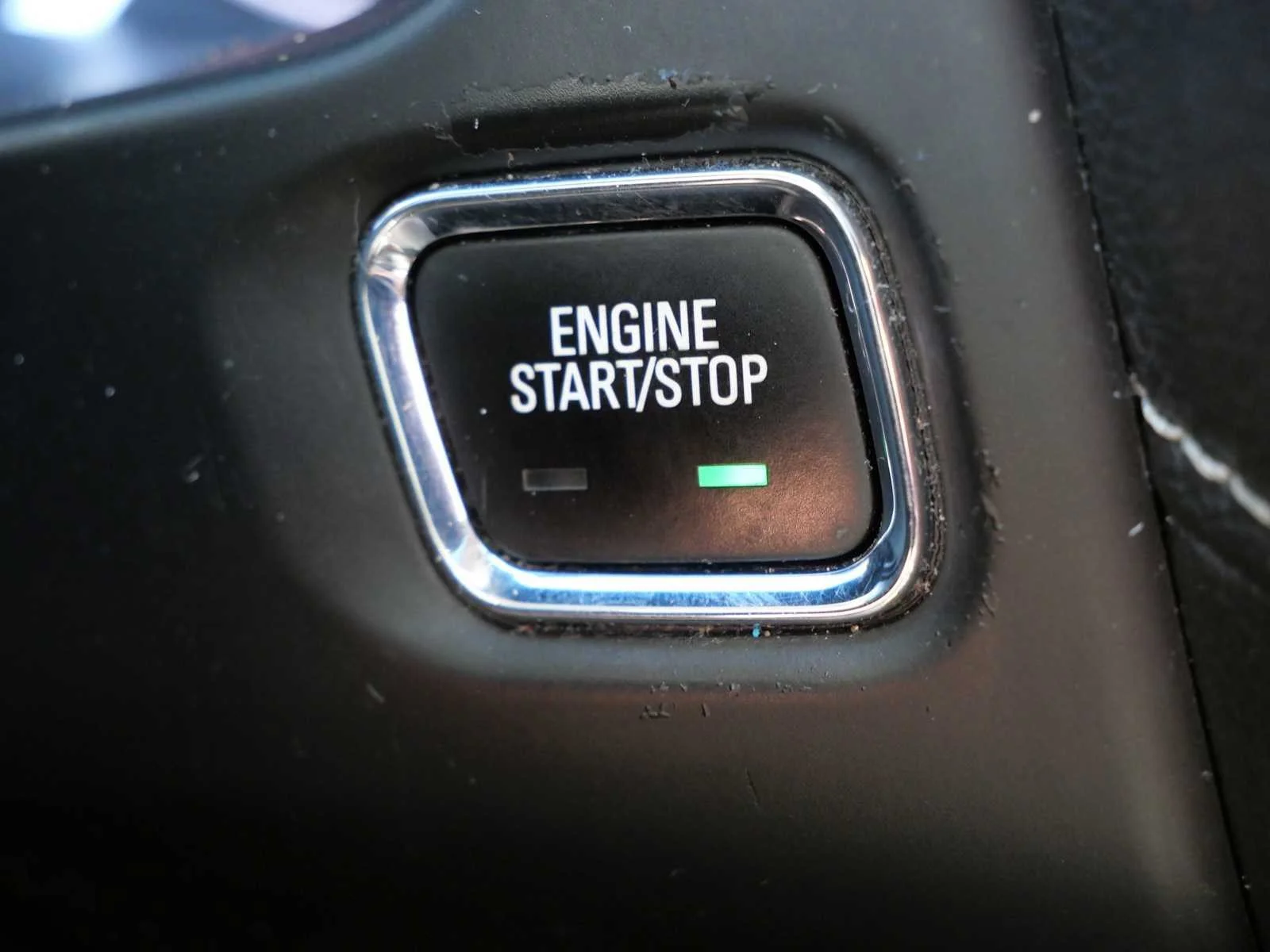 Used 2018 Ebony Twilight Metallic GMC SLE image 27
