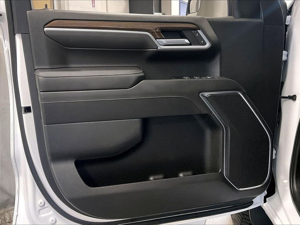 Used 2022 White Chevrolet RST image 9
