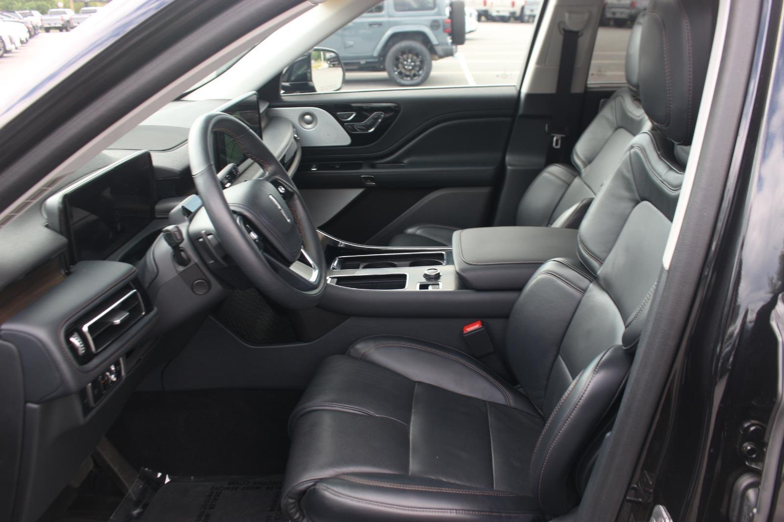Used 2025 Infinite Black Metallic Clearcoat Lincoln Reserve image 17
