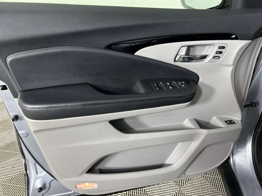 Used 2019 Silver Honda Touring image 10