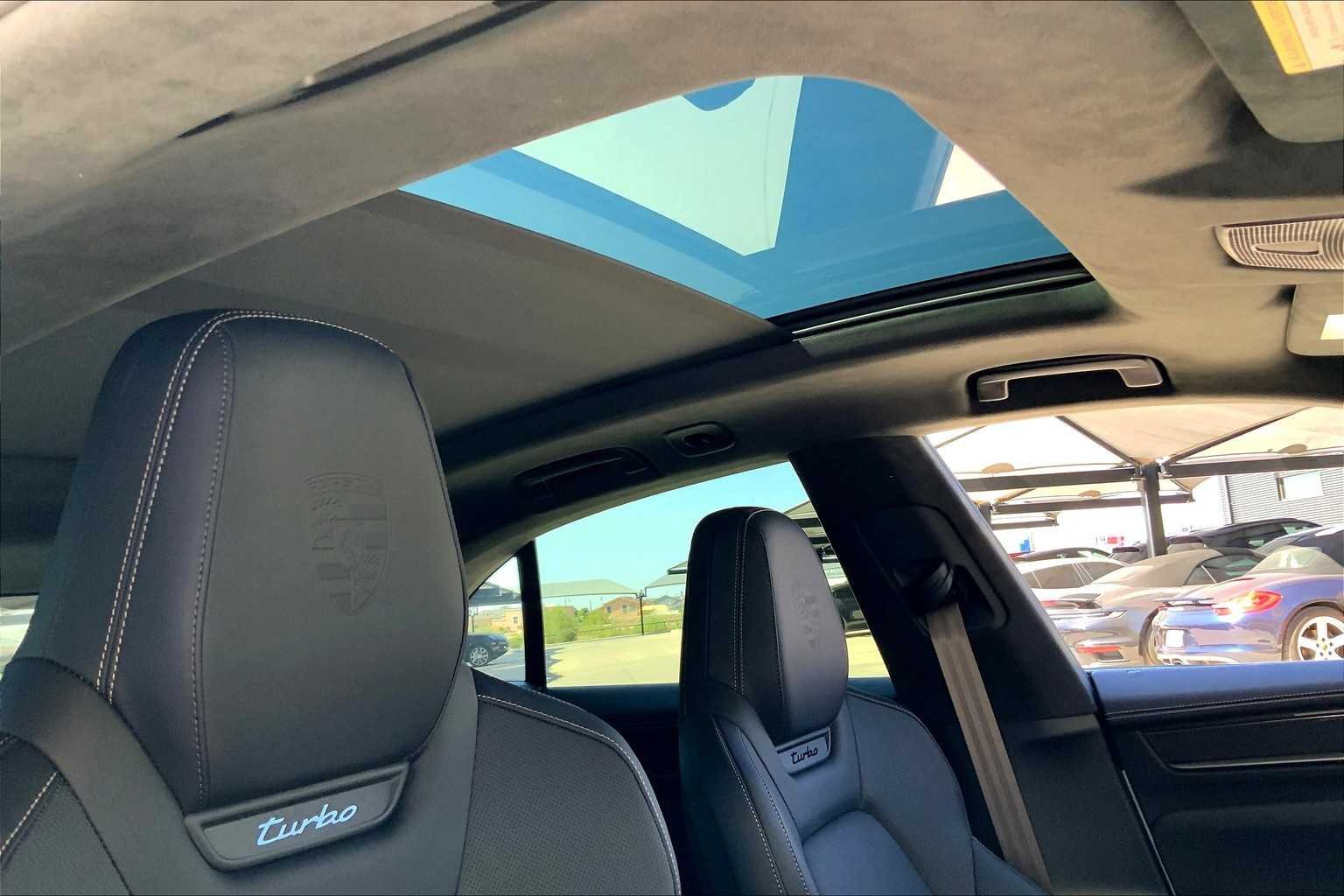 2025 Porsche Macan Turbo Electric - Photo 18