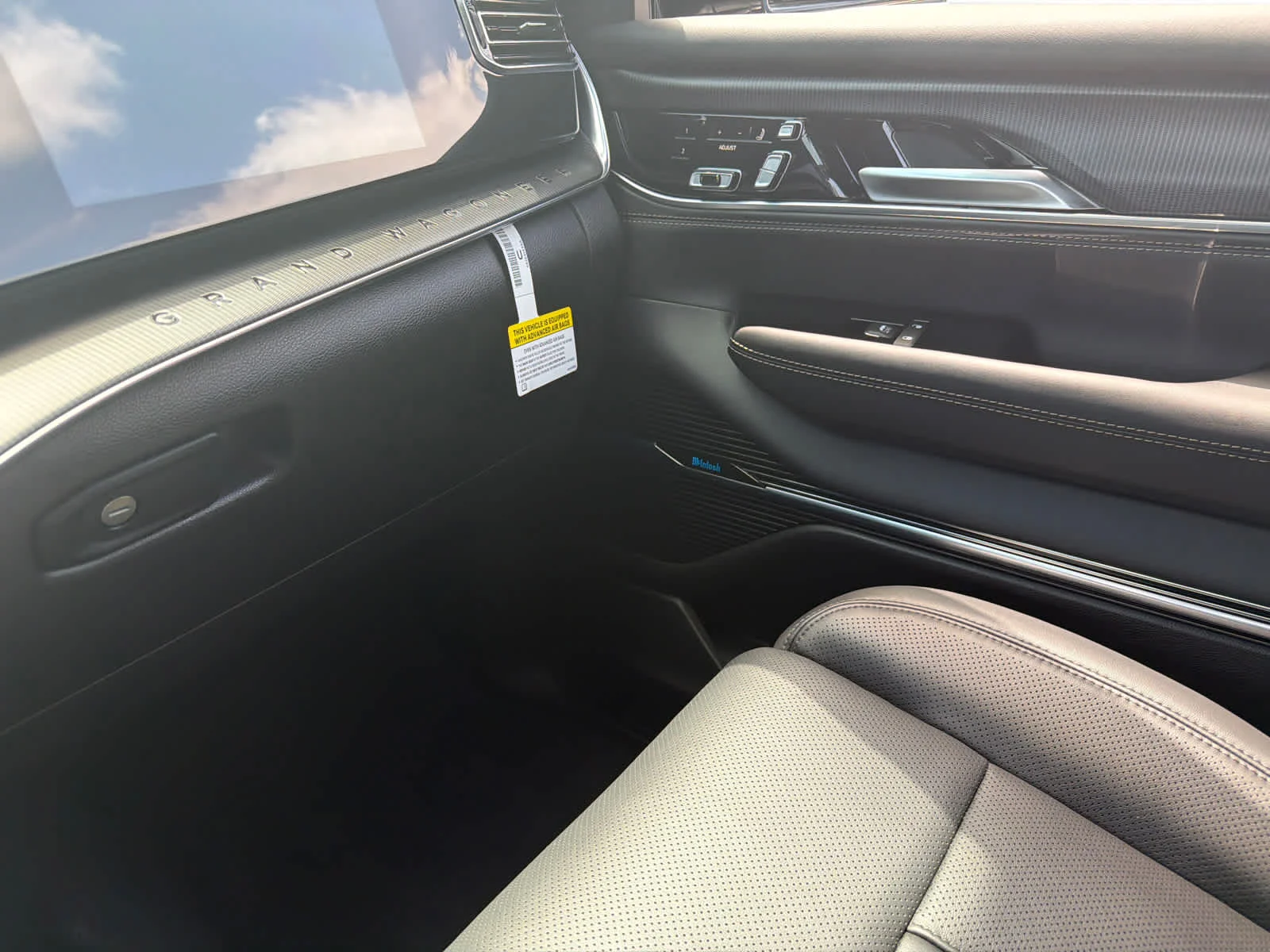 New 2026 Bright White Clearcoat Jeep Summit Obsidian image 34