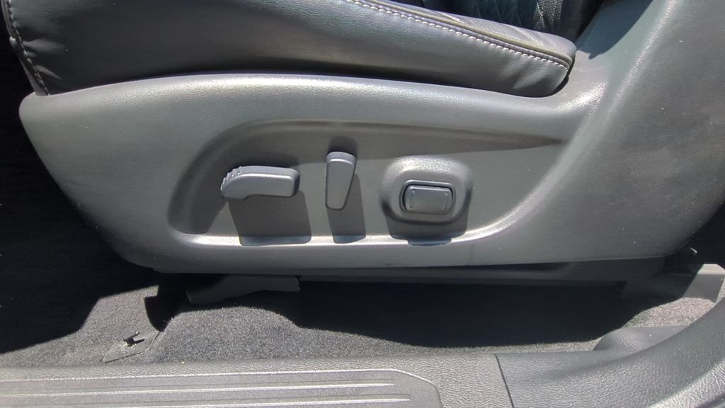 Used 2019 White Nissan Platinum image 16