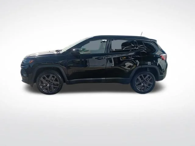 New 2026 Diamond Black Crystal Pearl-Coat Exterior Paint Jeep Latitude image 2