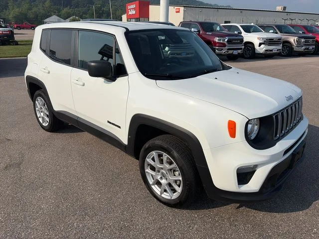 Used 2023 Alpine White Clearcoat Jeep Latitude image 10