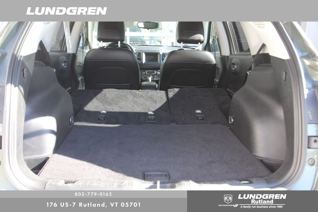 Used 2020 Green Jeep Latitude image 31