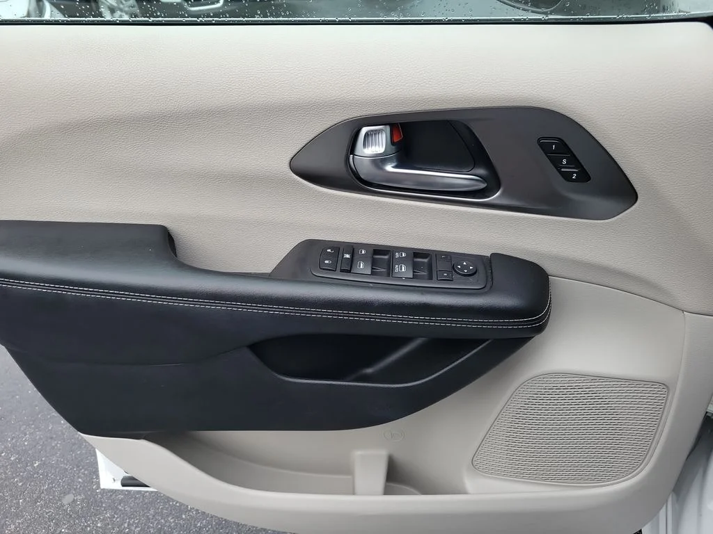 Used 2023 White Chrysler Touring L image 21