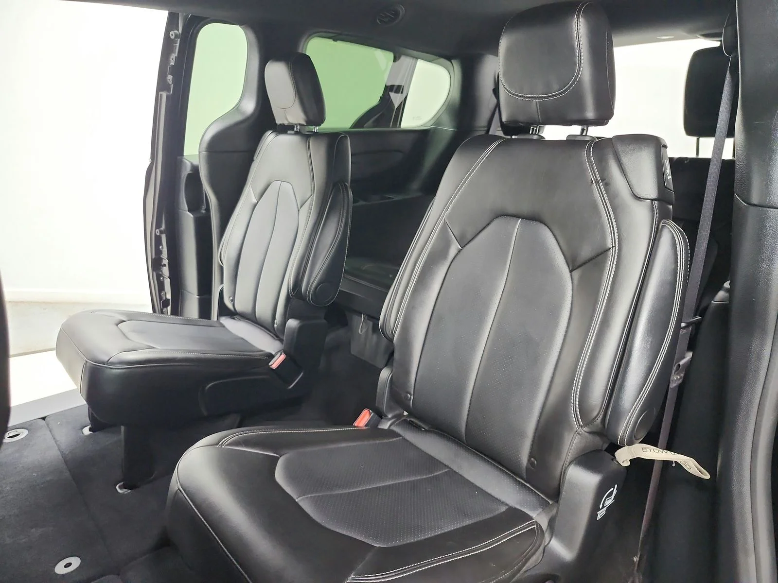 Used 2025 Black Chrysler Select image 39