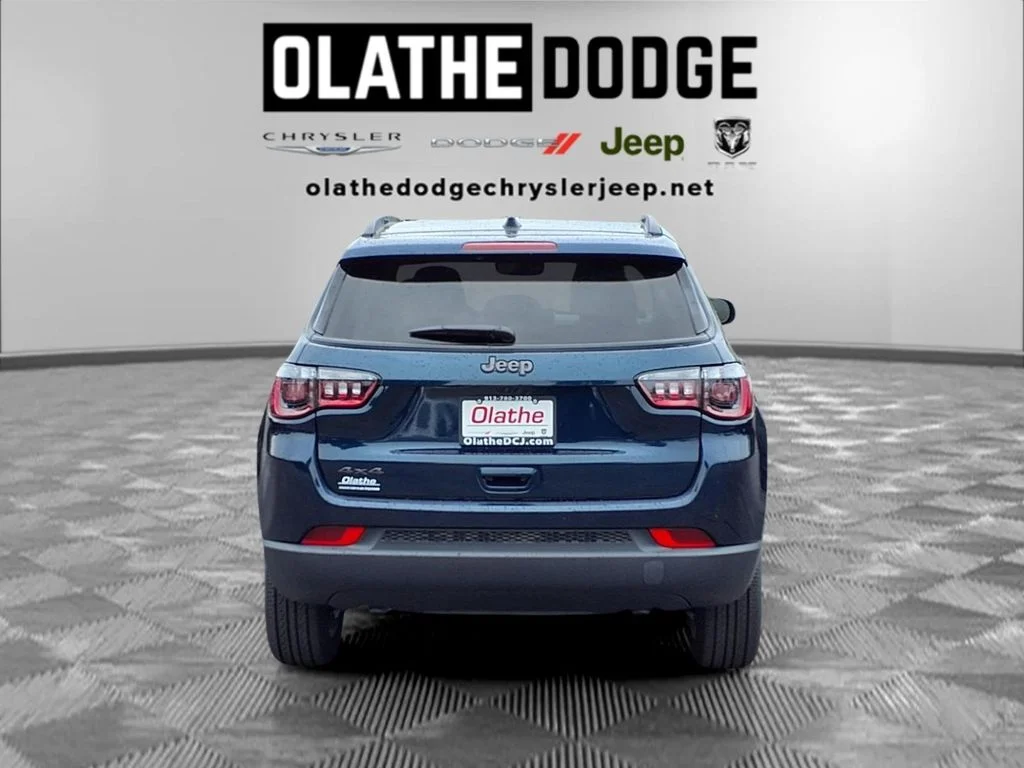 New 2026 Fathom Blue Pearl-Coat Exterior Paint Jeep Latitude image 28