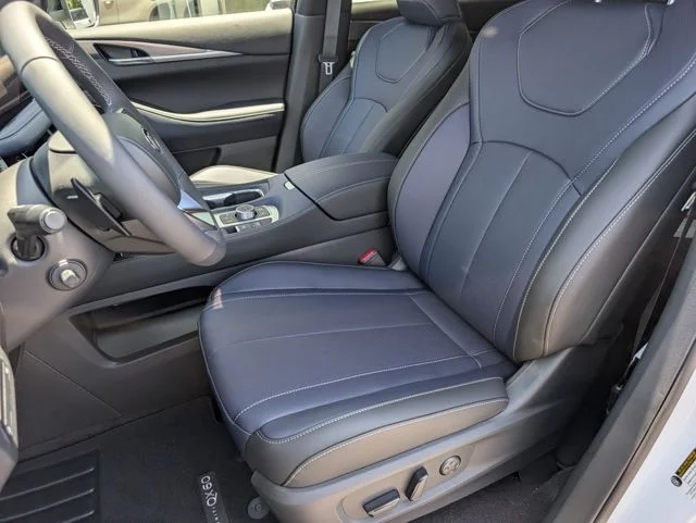 New 2027 2T RAD WHT INFINITI SPORT image 5