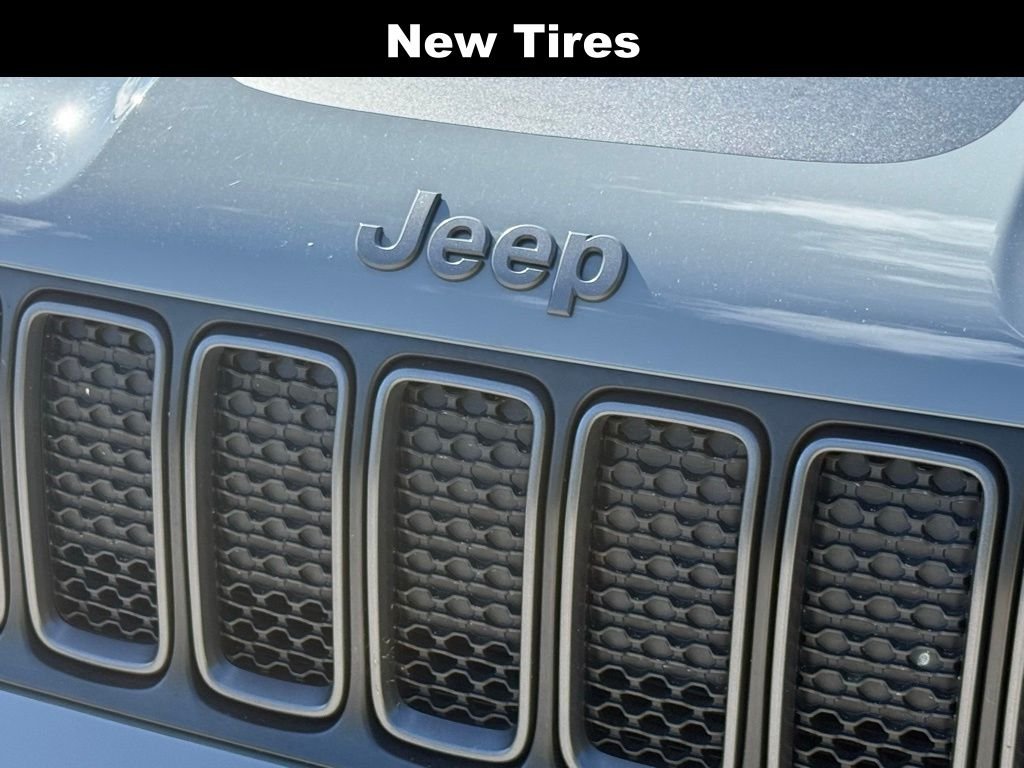 Used 2022 Gray Jeep Trailhawk image 6