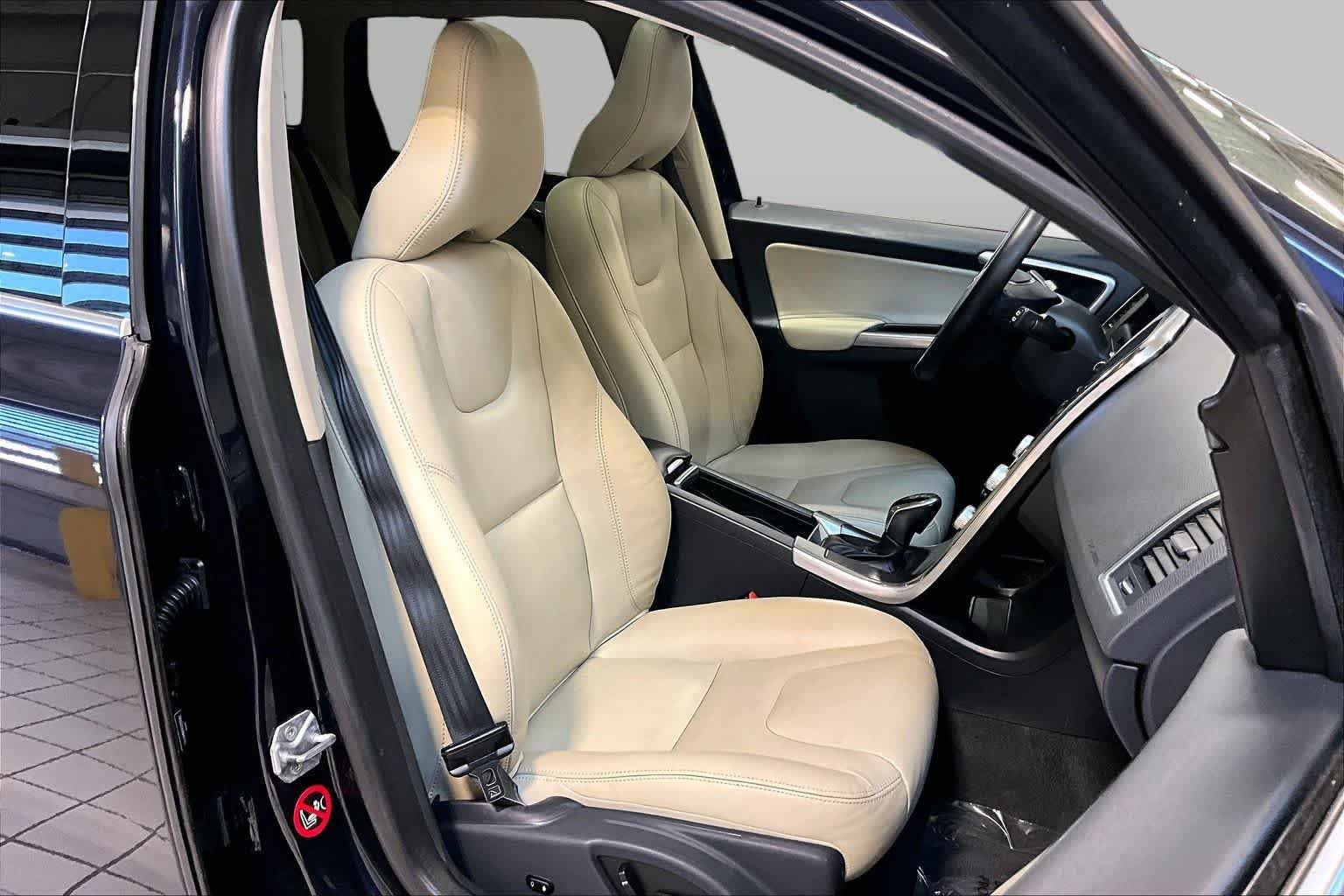Used 2016 Magic Blue Metallic Volvo T6 Drive-E image 8