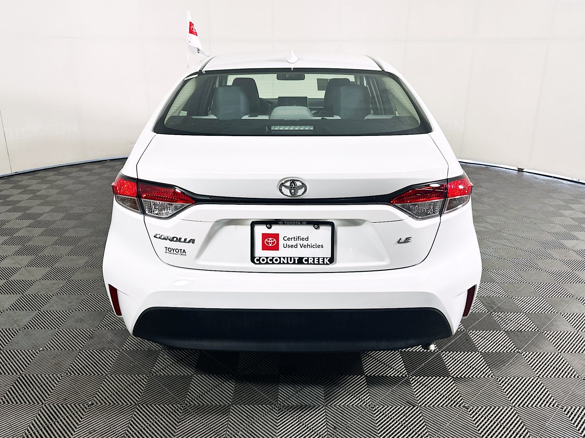 Used 2024 Ice Toyota LE image 4