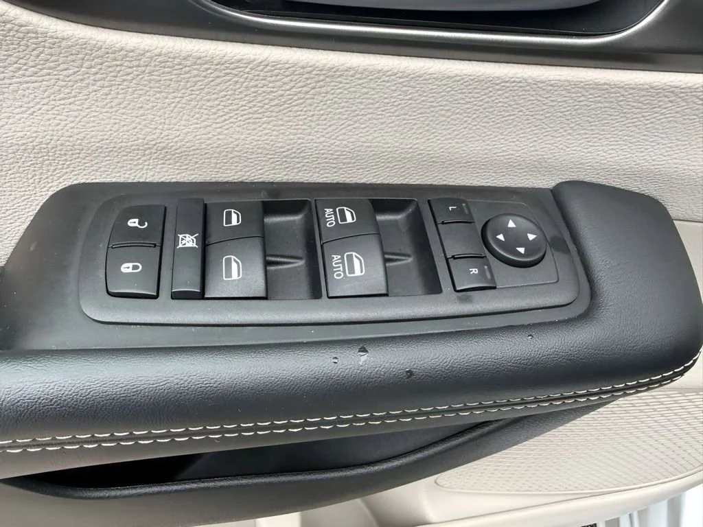 Used 2023 Silver Chrysler LX image 22