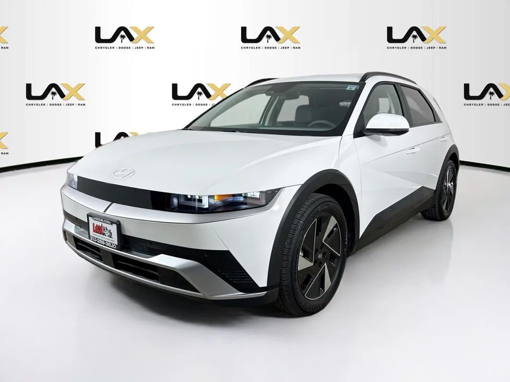 Used 2025 White Hyundai SEL image 3