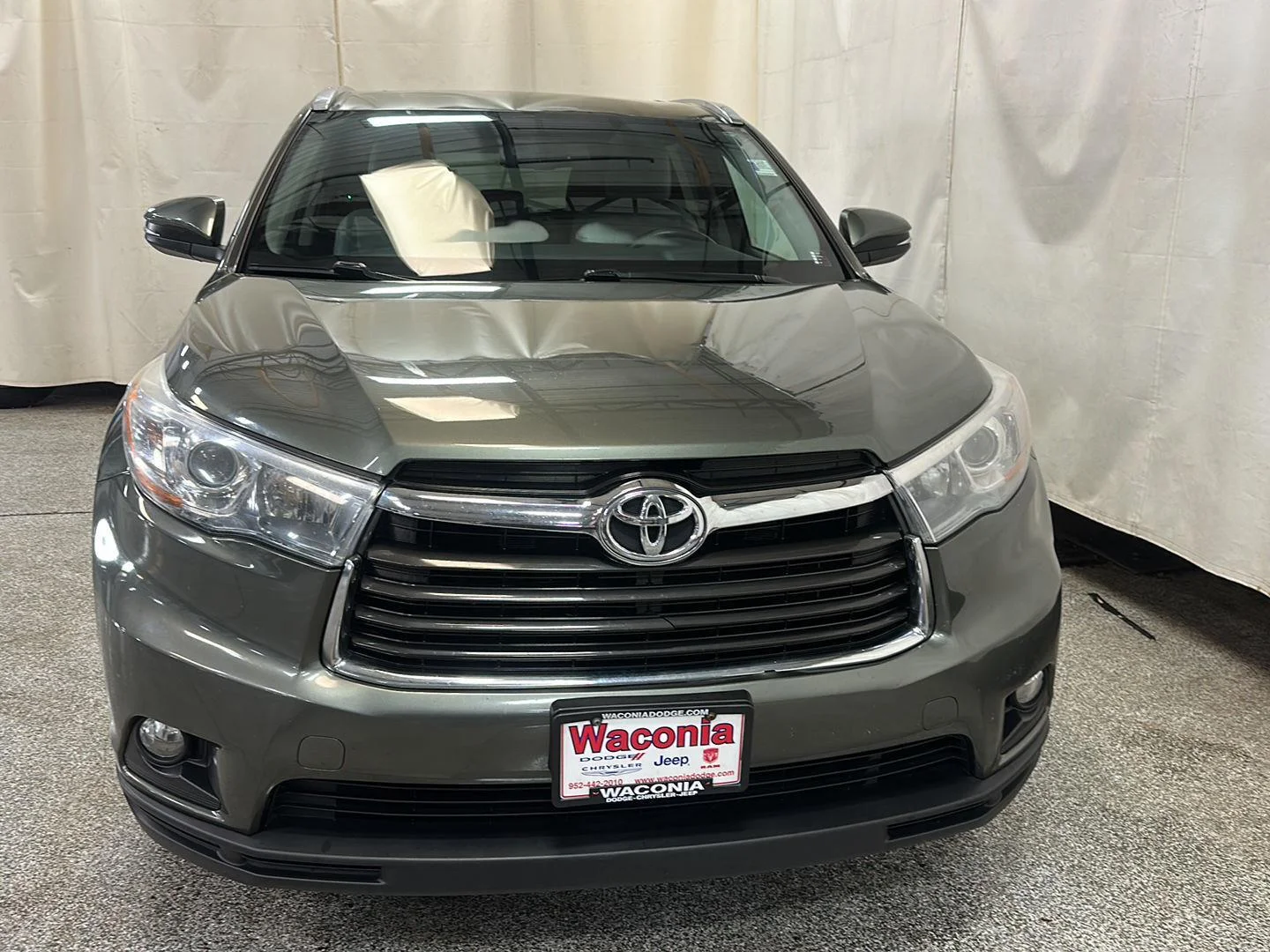 Used 2015 ALUMINA JADE METALLIC TOYOTA XLE image 8