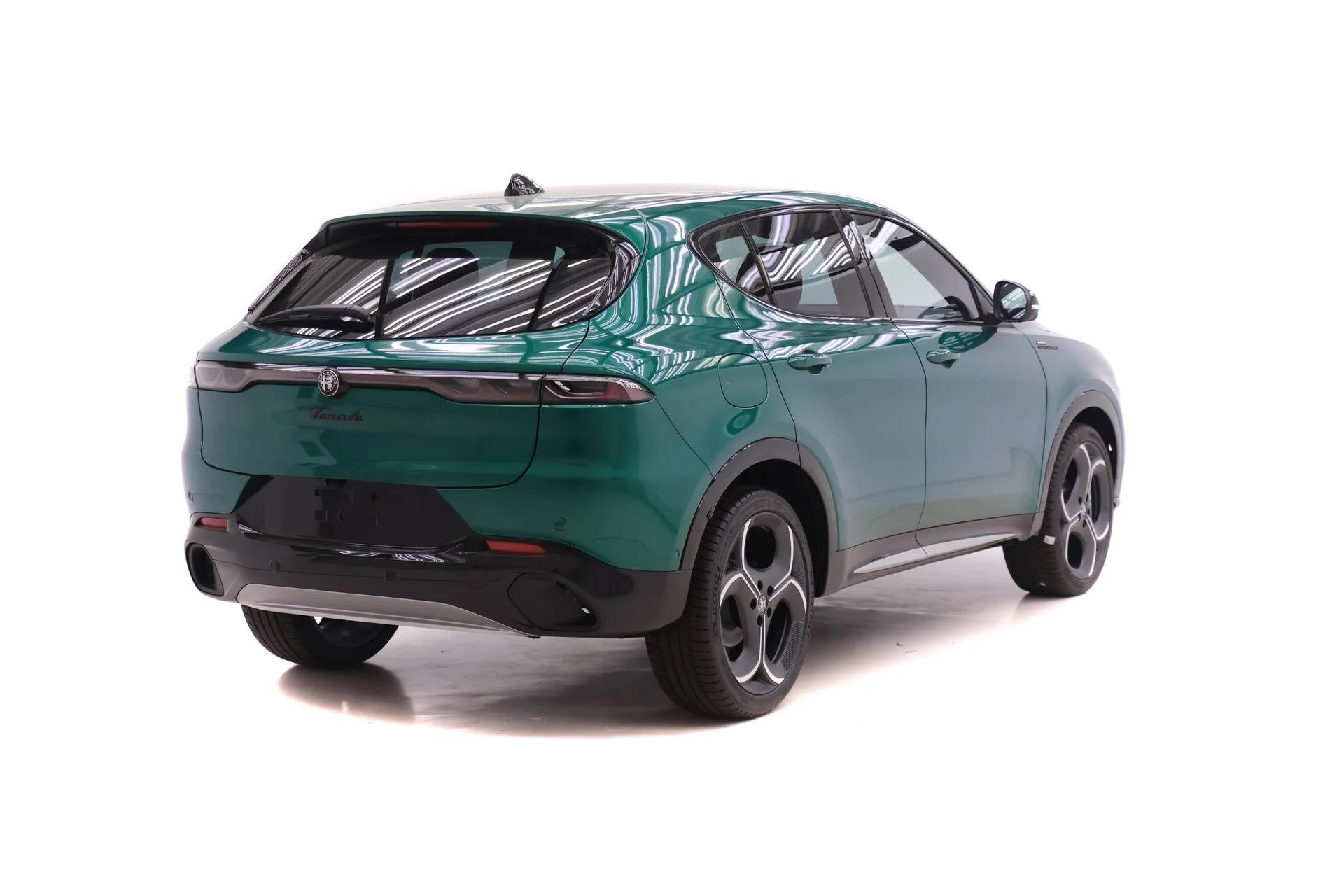 New 2026 Verde (Green) Fangio Metallic Exterior Paint Alfa Romeo Sport Speciale image 4