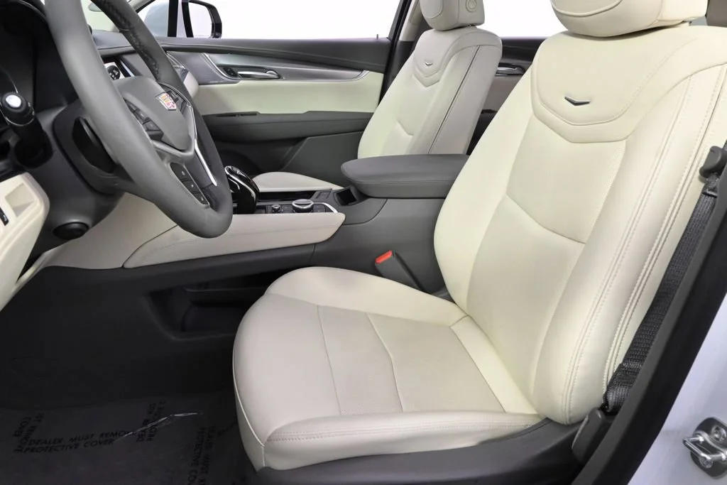 New 2025 Crystal White Tricoat Cadillac Premium Luxury image 13