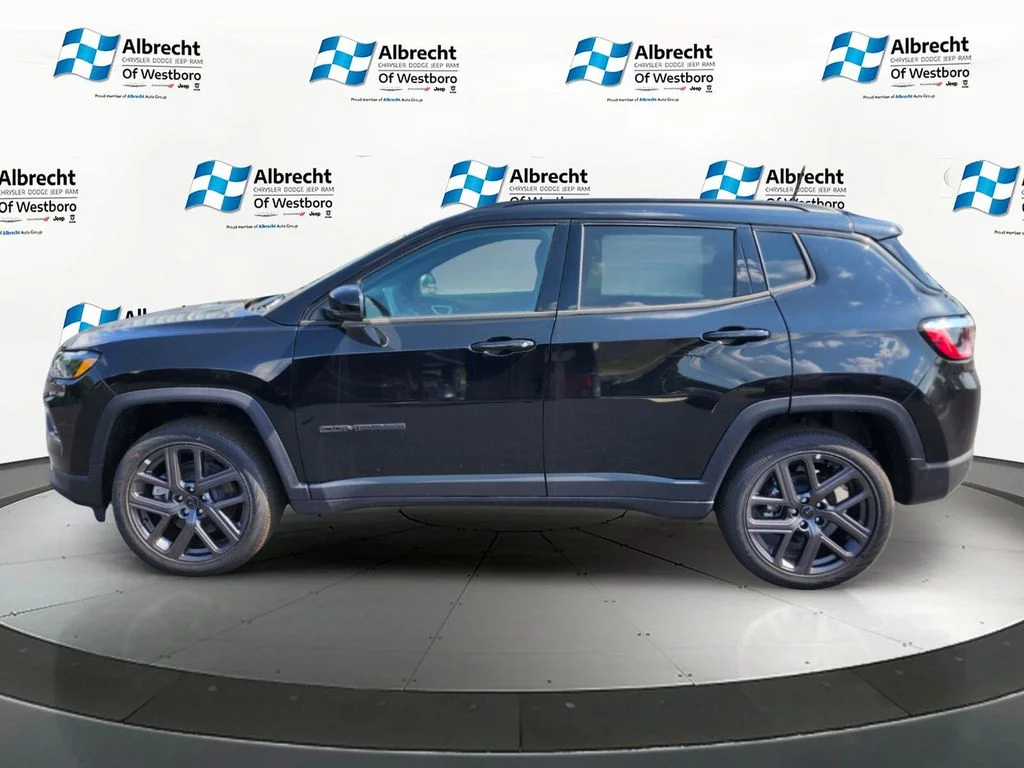 New 2026 Diamond Black Crystal Pearl-Coat Exterior Paint Jeep Limited image 2