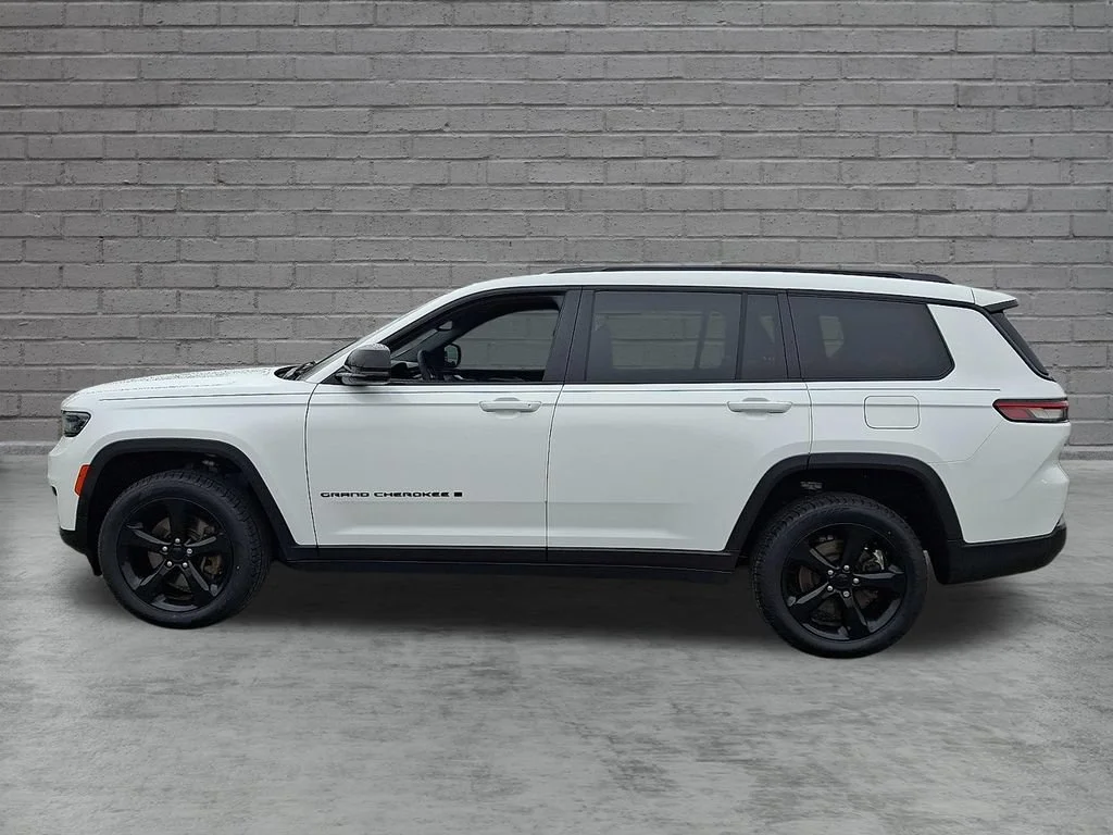 Used 2023 Bright White Clearcoat Jeep Altitude image 7