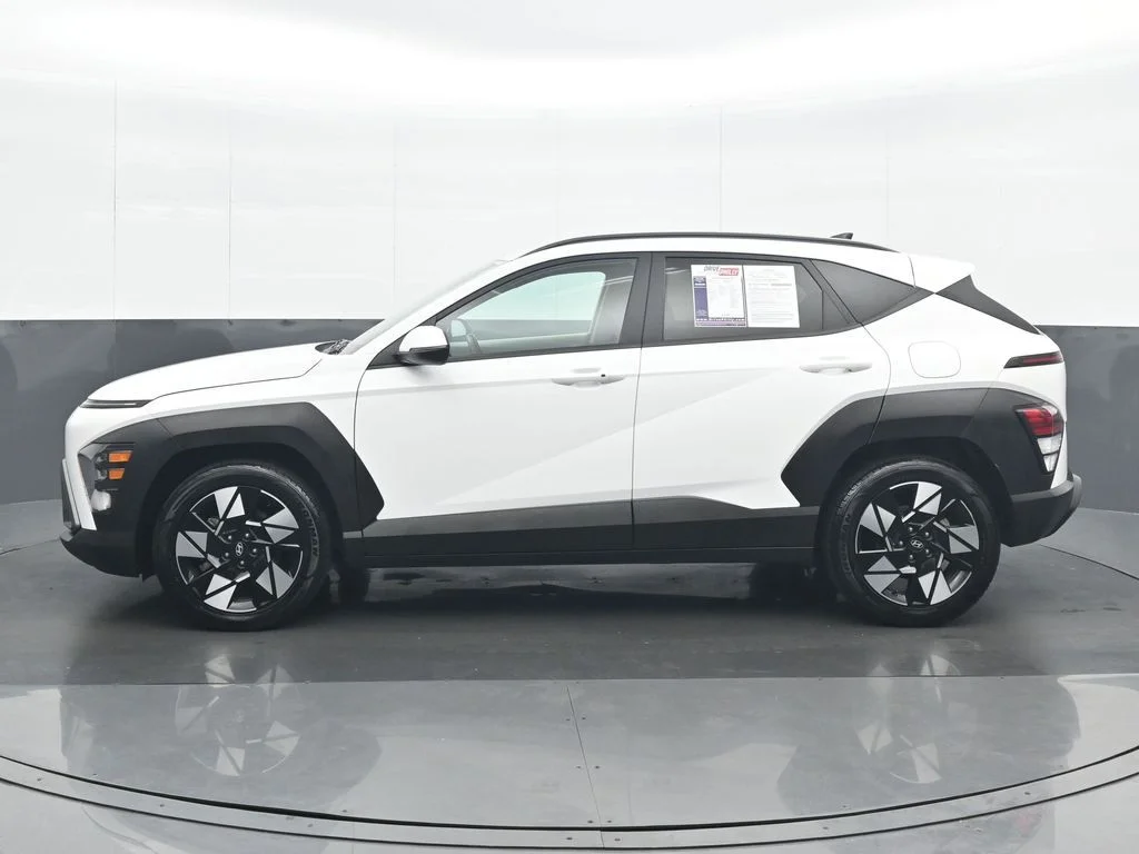 Used 2025 White Hyundai SEL image 3