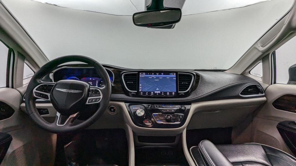 Used 2023 White Chrysler Limited image 7