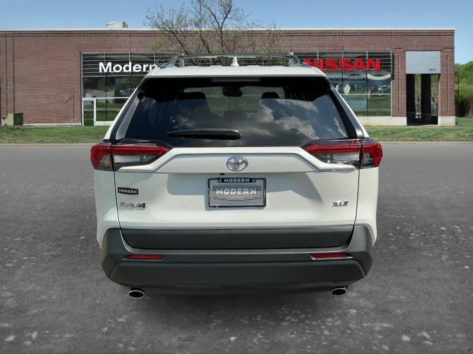 Used 2025 Pearl Toyota XLE Premium image 3