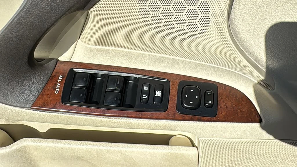 Used 2011 White Lexus 250 image 17
