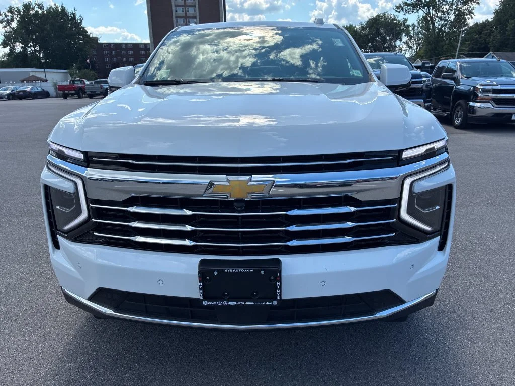 Used 2025 Summit White Chevrolet LT image 2