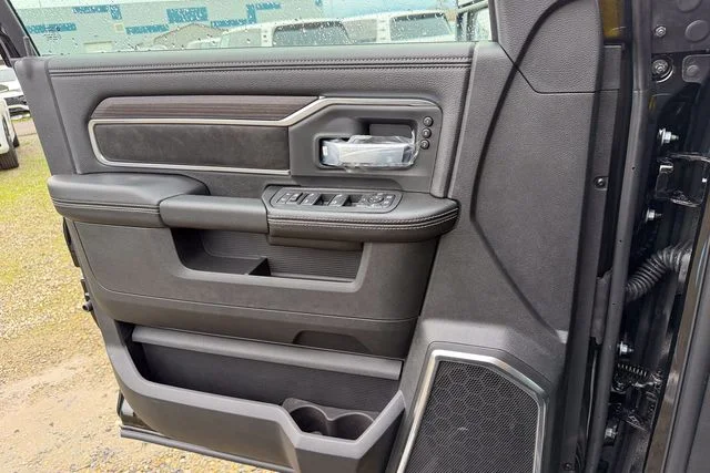 New 2026 Diamond Black Crystal Pearl-Coat Exterior Paint RAM Laramie image 16