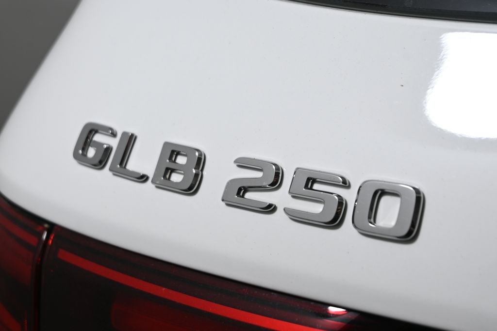 Used 2026 Polar White Mercedes-Benz GLB 250 image 37