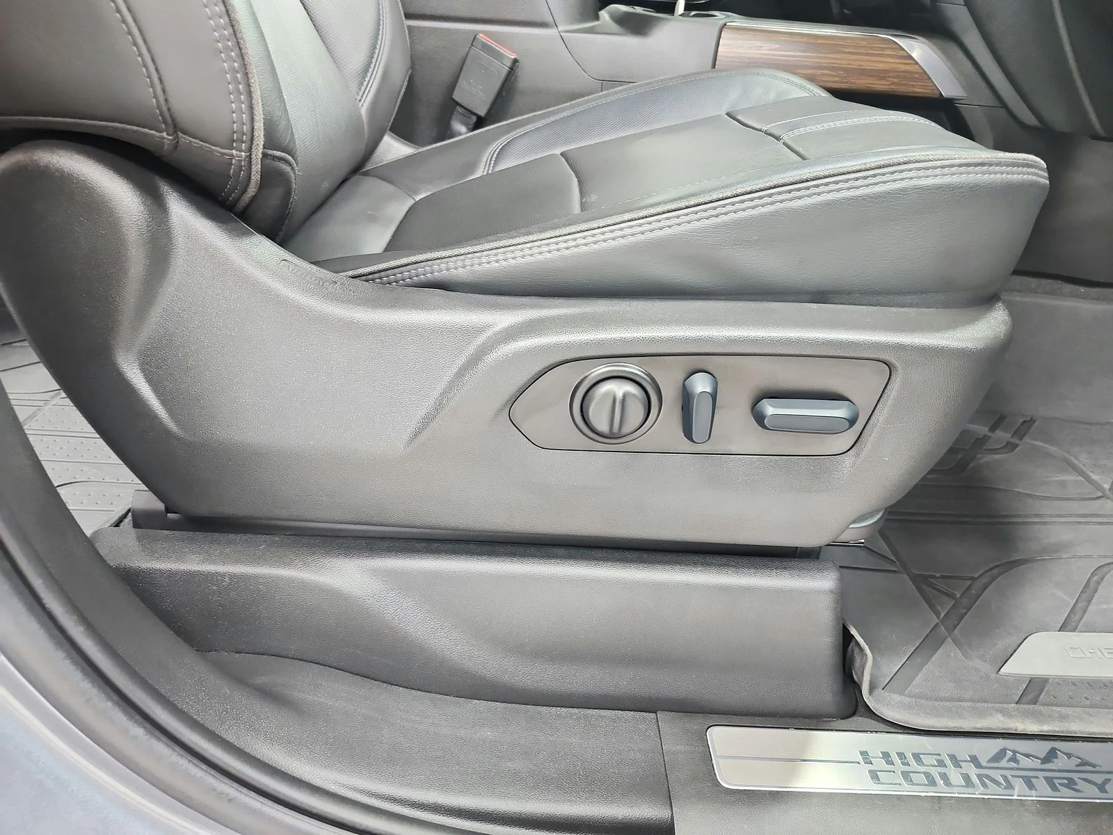 Used 2022 Gray Chevrolet High Country image 41