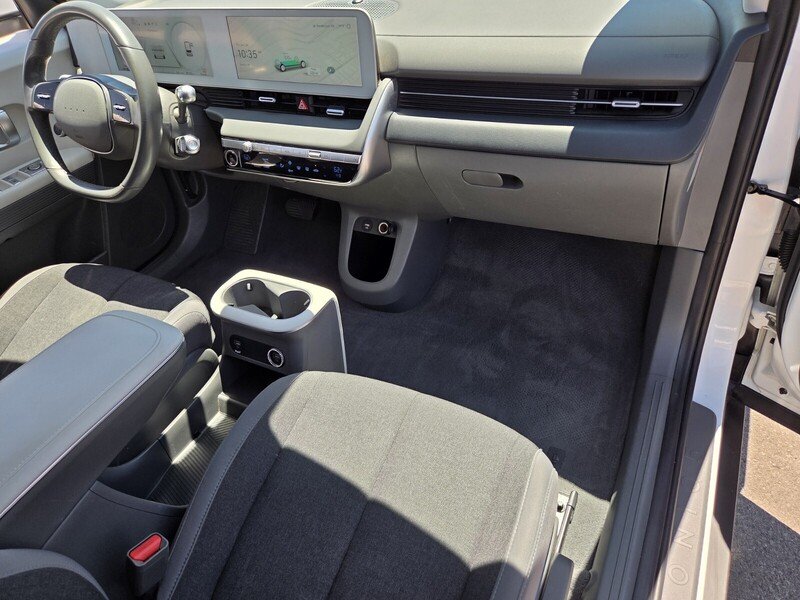 Used 2023 White HYUNDAI SE RWD image 17