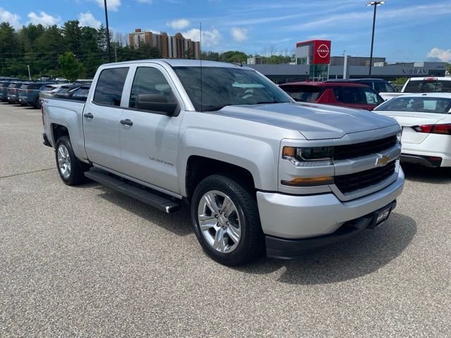Used 2018 Silver Ice Metallic Chevrolet Custom image 25
