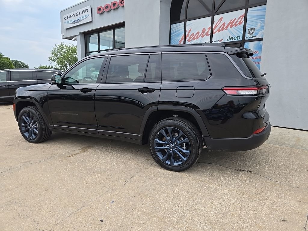 New 2026 Diamond Black Crystal Pearl-Coat Exterior Paint Jeep  image 6
